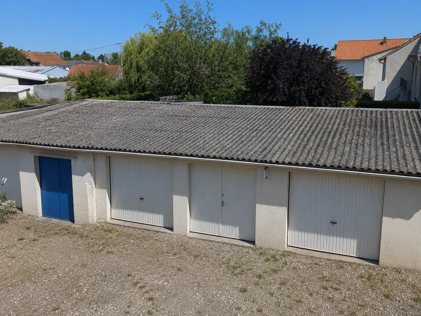 Garage d'environ 21 m² avec accès à la cour arrière par portail (Un second garage est disponible en option)