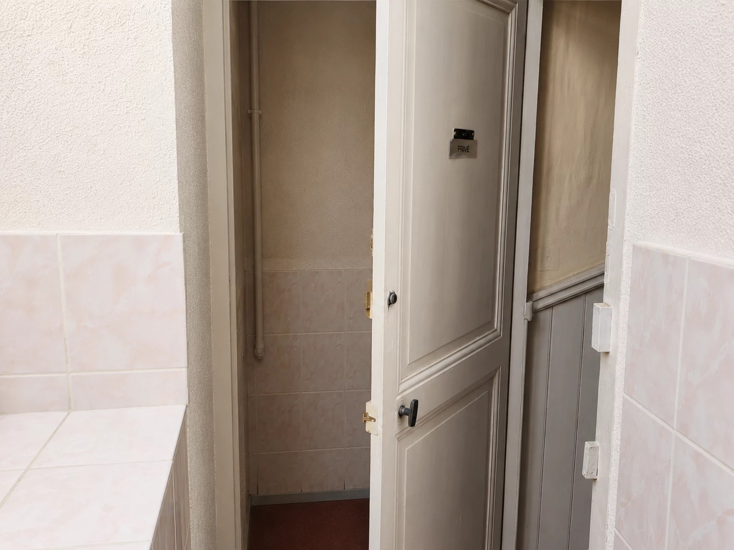 Local annexe d'environ 2,3 m², pratique pour le stockage du matériel et des équipements