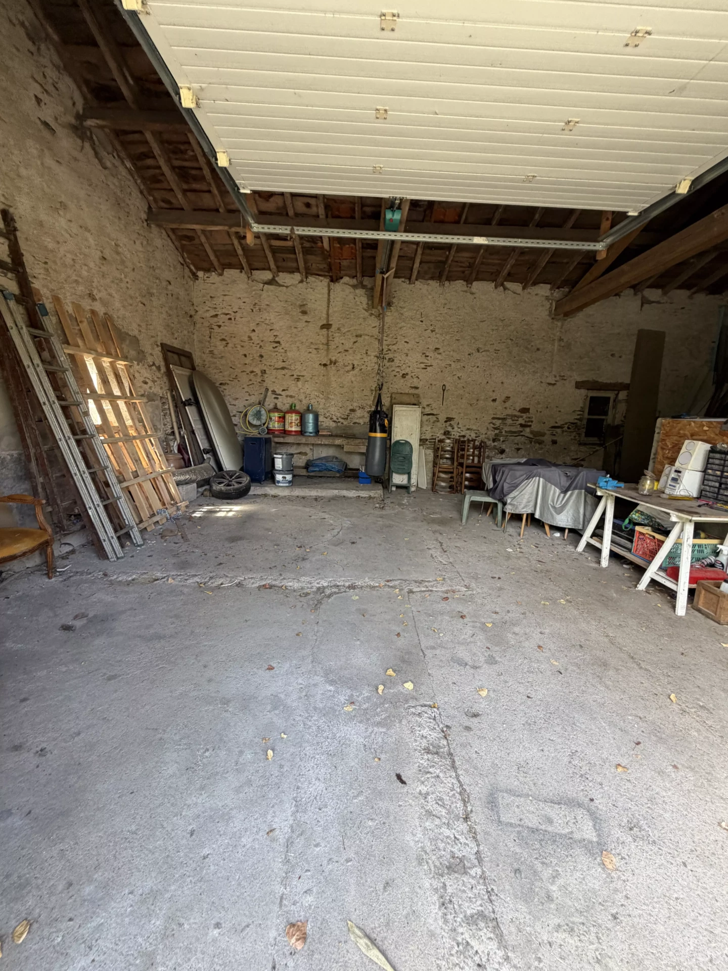 <strong>Grand garage en pierre</strong>