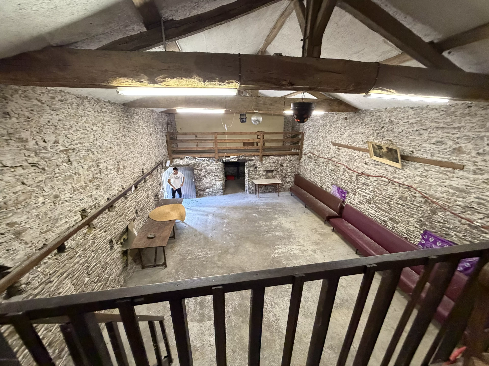 Salle des fêtes aux murs en pierre apparente